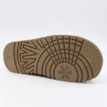 ⁦حذاء بأربطة مبطن فرو بنعل عريض للنساء لون زيتي⁩ - الصورة ⁦7⁩