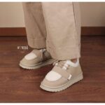 ⁦حذاء بأربطة مبطن فرو بنعل عريض للنساء لون زيتي⁩ - الصورة ⁦8⁩