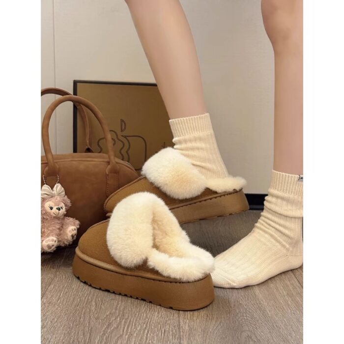 ⁦حذاء مبطن فرو بنعل عريض للنساء لون عسلي⁩ - الصورة ⁦2⁩