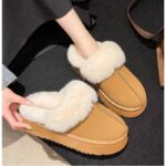 ⁦حذاء مبطن فرو بنعل عريض للنساء لون عسلي⁩ - الصورة ⁦3⁩