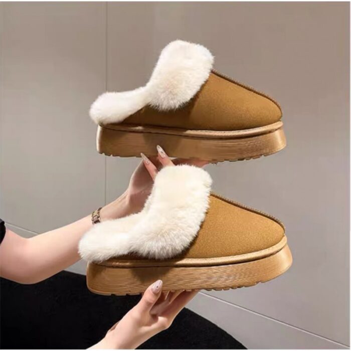 ⁦حذاء مبطن فرو بنعل عريض للنساء لون عسلي⁩ - الصورة ⁦4⁩