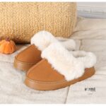 ⁦حذاء مبطن فرو بنعل عريض للنساء لون عسلي⁩ - الصورة ⁦7⁩