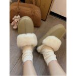 ⁦حذاء مبطن فرو بنعل عريض للنساء لون بيج⁩ - الصورة ⁦2⁩