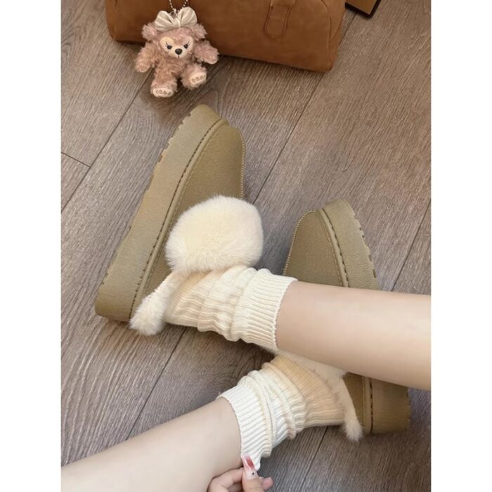 ⁦حذاء مبطن فرو بنعل عريض للنساء لون بيج⁩ - الصورة ⁦3⁩