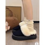 ⁦حذاء مبطن فرو بنعل عريض للنساء لون أسود⁩ - الصورة ⁦3⁩