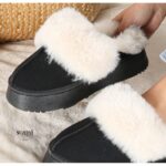 ⁦حذاء مبطن فرو بنعل عريض للنساء لون أسود⁩ - الصورة ⁦5⁩