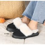 ⁦حذاء مبطن فرو بنعل عريض للنساء لون أسود⁩ - الصورة ⁦6⁩