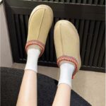 ⁦حذاء مبطن فرو بنعل عريض للنساء لون زيتي⁩ - الصورة ⁦3⁩