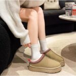 ⁦حذاء مبطن فرو بنعل عريض للنساء لون زيتي⁩ - الصورة ⁦4⁩