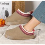 ⁦حذاء مبطن فرو بنعل عريض للنساء لون زيتي⁩ - الصورة ⁦5⁩