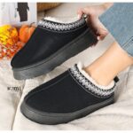 ⁦حذاء مبطن فرو بنعل عريض للنساء لون أسود⁩ - الصورة ⁦2⁩