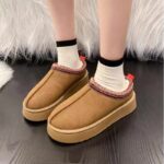 ⁦حذاء مبطن فرو بنعل عريض للنساء لون عسلي⁩ - الصورة ⁦2⁩