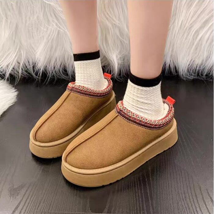 ⁦حذاء مبطن فرو بنعل عريض للنساء لون عسلي⁩ - الصورة ⁦2⁩