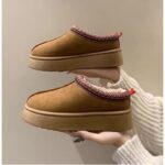 ⁦حذاء مبطن فرو بنعل عريض للنساء لون عسلي⁩ - الصورة ⁦3⁩