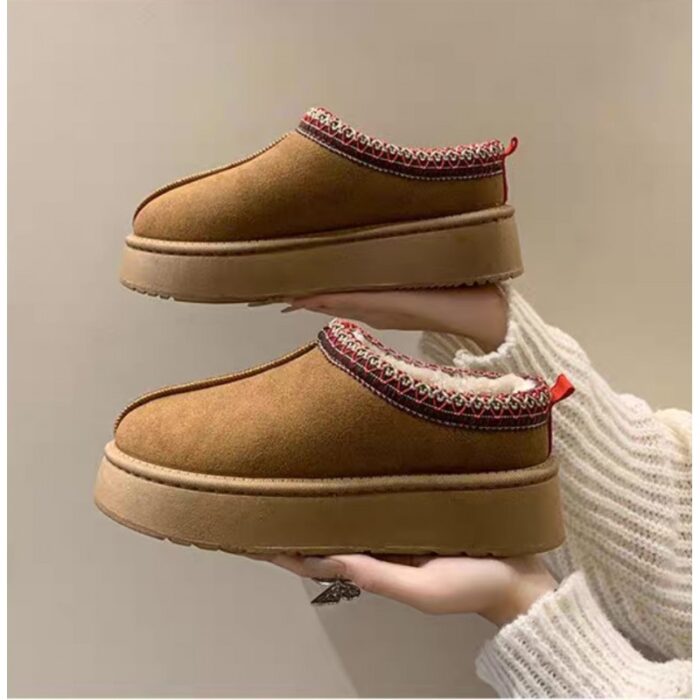 ⁦حذاء مبطن فرو بنعل عريض للنساء لون عسلي⁩ - الصورة ⁦3⁩