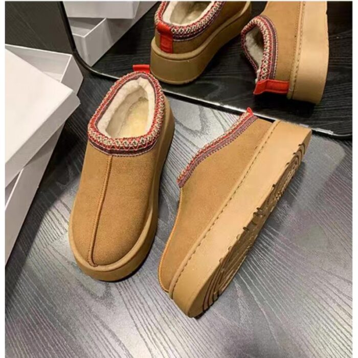 ⁦حذاء مبطن فرو بنعل عريض للنساء لون عسلي⁩ - الصورة ⁦4⁩