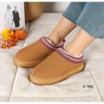 ⁦حذاء مبطن فرو بنعل عريض للنساء لون عسلي⁩ - الصورة ⁦5⁩