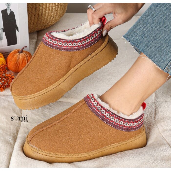 ⁦حذاء مبطن فرو بنعل عريض للنساء لون عسلي⁩ - الصورة ⁦7⁩