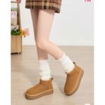 ⁦حذاء مبطن فرو بنعل عريض للنساء لون عسلي⁩ - الصورة ⁦2⁩