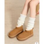 ⁦حذاء مبطن فرو بنعل عريض للنساء لون عسلي⁩ - الصورة ⁦3⁩