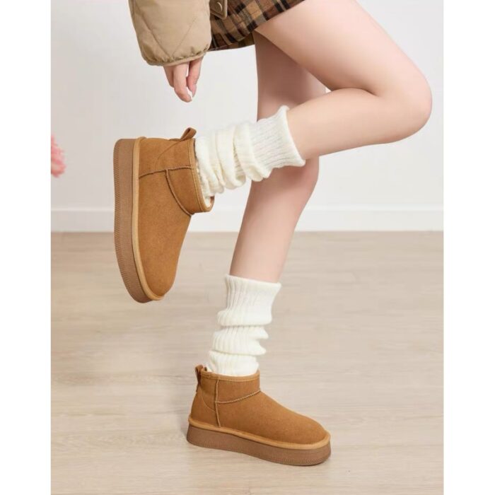 ⁦حذاء مبطن فرو بنعل عريض للنساء لون عسلي⁩ - الصورة ⁦4⁩