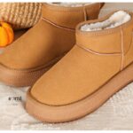 ⁦حذاء مبطن فرو بنعل عريض للنساء لون عسلي⁩ - الصورة ⁦5⁩