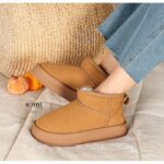 ⁦حذاء مبطن فرو بنعل عريض للنساء لون عسلي⁩ - الصورة ⁦6⁩