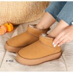 ⁦حذاء مبطن فرو بنعل عريض للنساء لون عسلي⁩ - الصورة ⁦7⁩