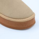 ⁦حذاء مبطن فرو بنعل عريض للنساء لون بيج⁩ - الصورة ⁦2⁩