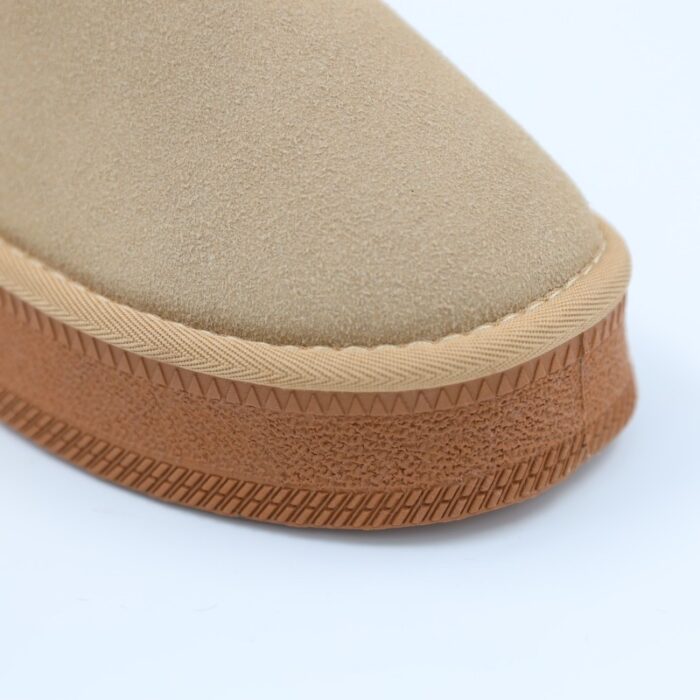 ⁦حذاء مبطن فرو بنعل عريض للنساء لون بيج⁩ - الصورة ⁦2⁩