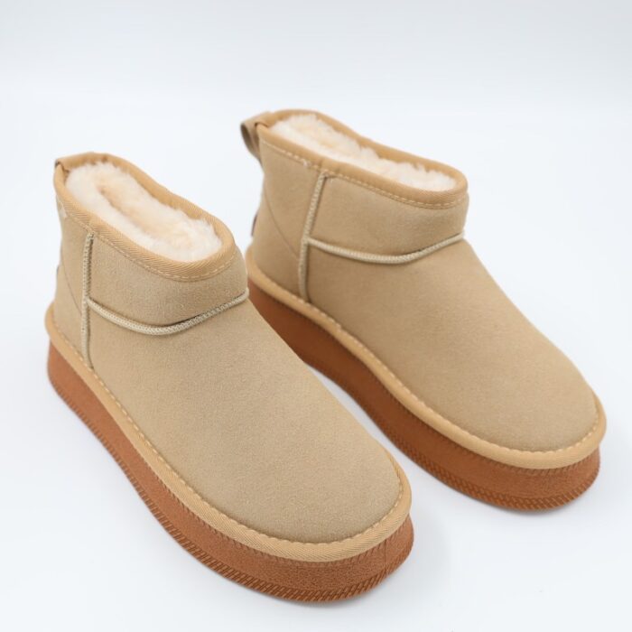 ⁦حذاء مبطن فرو بنعل عريض للنساء لون بيج⁩ - الصورة ⁦6⁩