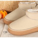 ⁦حذاء مبطن فرو بنعل عريض للنساء لون بيج⁩ - الصورة ⁦7⁩