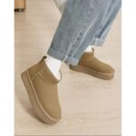 ⁦حذاء مبطن فرو بنعل عريض للنساء لون زيتي⁩ - الصورة ⁦3⁩