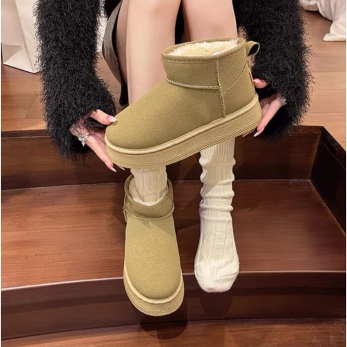 ⁦حذاء مبطن فرو بنعل عريض للنساء لون زيتي⁩ - الصورة ⁦4⁩