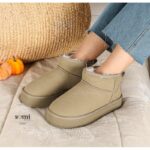 ⁦حذاء مبطن فرو بنعل عريض للنساء لون زيتي⁩ - الصورة ⁦6⁩