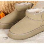 ⁦حذاء مبطن فرو بنعل عريض للنساء لون زيتي⁩ - الصورة ⁦7⁩