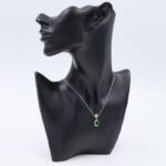 سلسال فضي بتصميم دمعة زركون أخضر