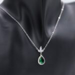 ⁦سلسال فضي بتصميم دمعة زركون أخضر⁩ - الصورة ⁦2⁩