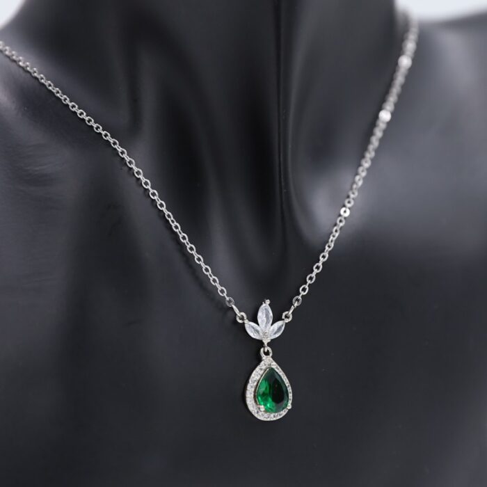 ⁦سلسال فضي بتصميم دمعة زركون أخضر⁩ - الصورة ⁦2⁩