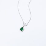 ⁦سلسال فضي بتصميم دمعة زركون أخضر⁩ - الصورة ⁦3⁩