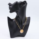 سلسال ذهبي بتصميم دائري بداخله زركون أزرق وأبيض