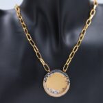 ⁦سلسال ذهبي بتصميم دائري بداخله زركون أزرق وأبيض⁩ - الصورة ⁦2⁩