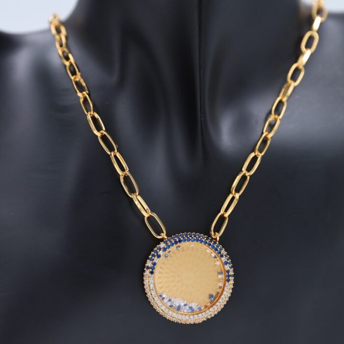 ⁦سلسال ذهبي بتصميم دائري بداخله زركون أزرق وأبيض⁩ - الصورة ⁦2⁩