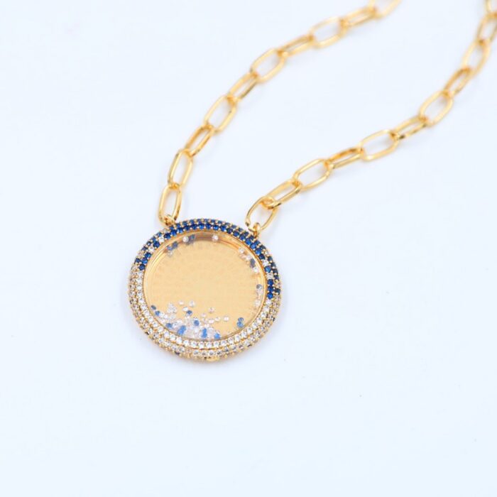 ⁦سلسال ذهبي بتصميم دائري بداخله زركون أزرق وأبيض⁩ - الصورة ⁦3⁩