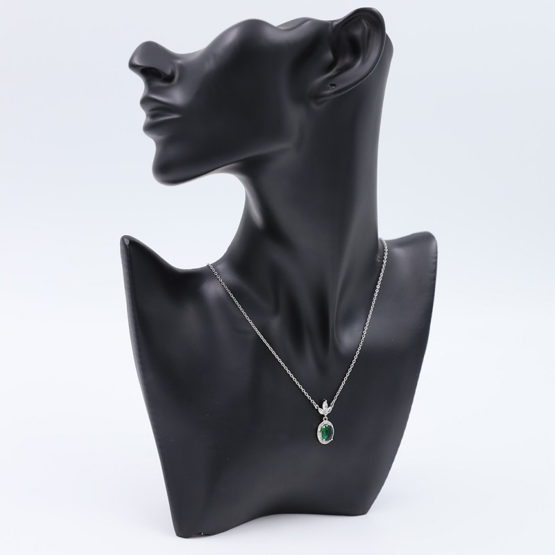 ⁦سلسال فضي بتصميم زركون أخضر على شكل بيضاوي⁩ - الصورة ⁦1⁩