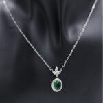 ⁦سلسال فضي بتصميم زركون أخضر على شكل بيضاوي⁩ - الصورة ⁦2⁩