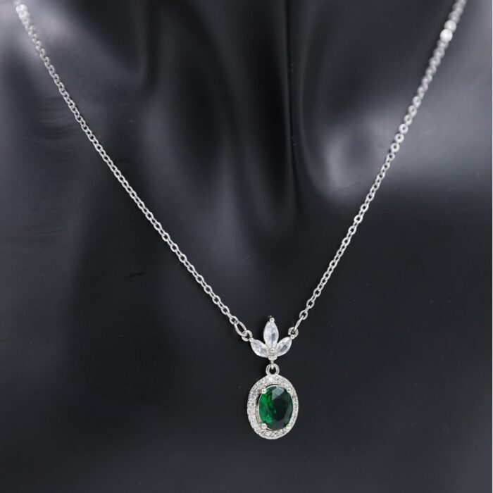 ⁦سلسال فضي بتصميم زركون أخضر على شكل بيضاوي⁩ - الصورة ⁦2⁩