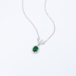 ⁦سلسال فضي بتصميم زركون أخضر على شكل بيضاوي⁩ - الصورة ⁦3⁩