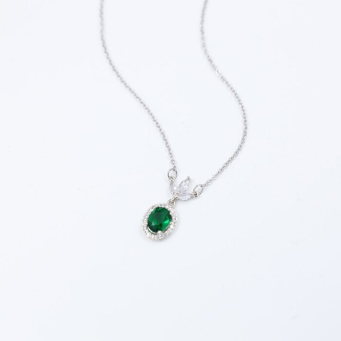 ⁦سلسال فضي بتصميم زركون أخضر على شكل بيضاوي⁩ - الصورة ⁦3⁩