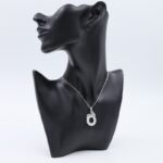 سلسال فضي بتصميم قل مع سورة الفلق لون أبيض